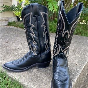 JUSTIN black boots